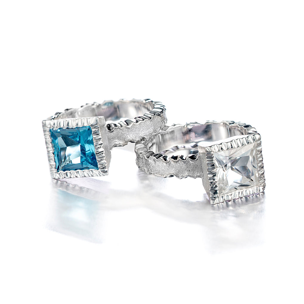 Jää-sormus puolijalokivellä