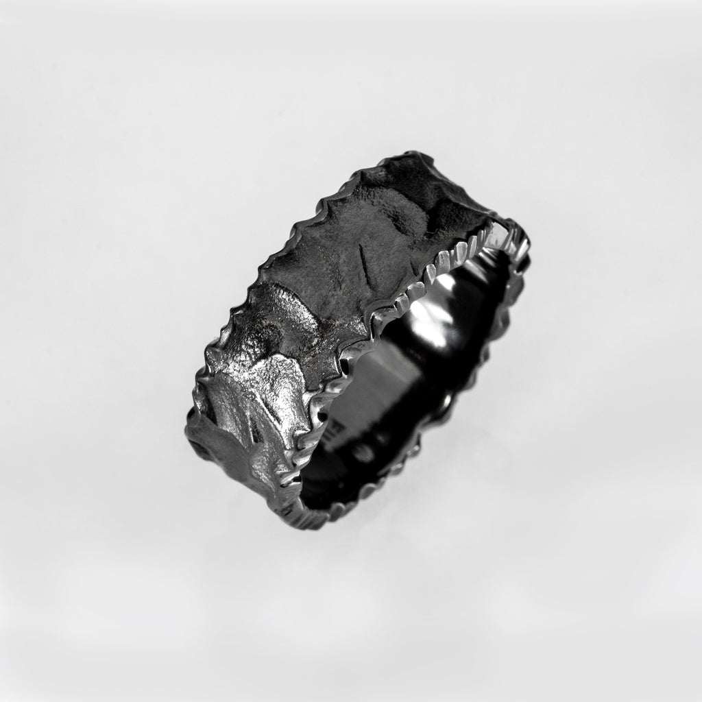 Jää-sormus kallio-pinnalla