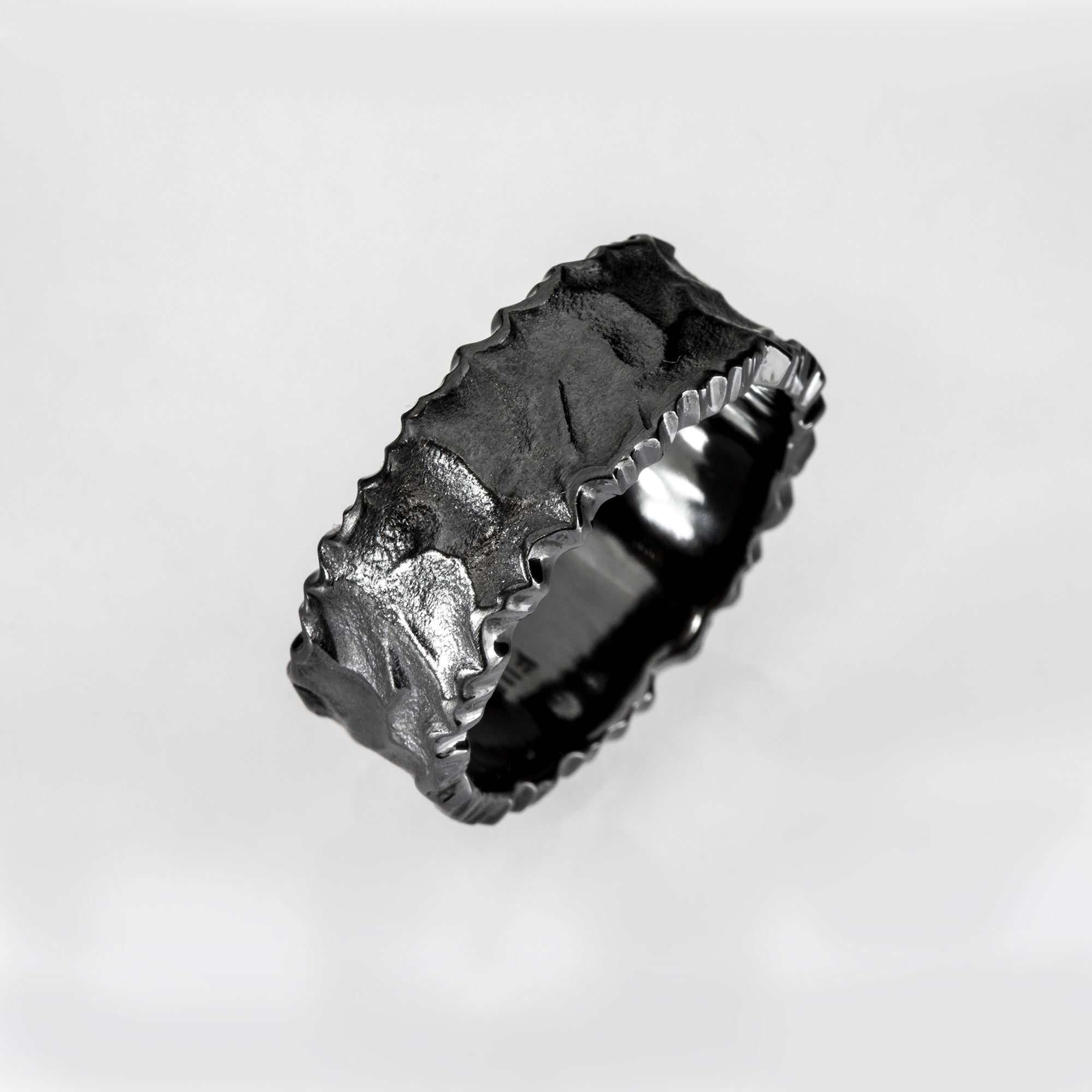 Jää-sormus kallio-pinnalla