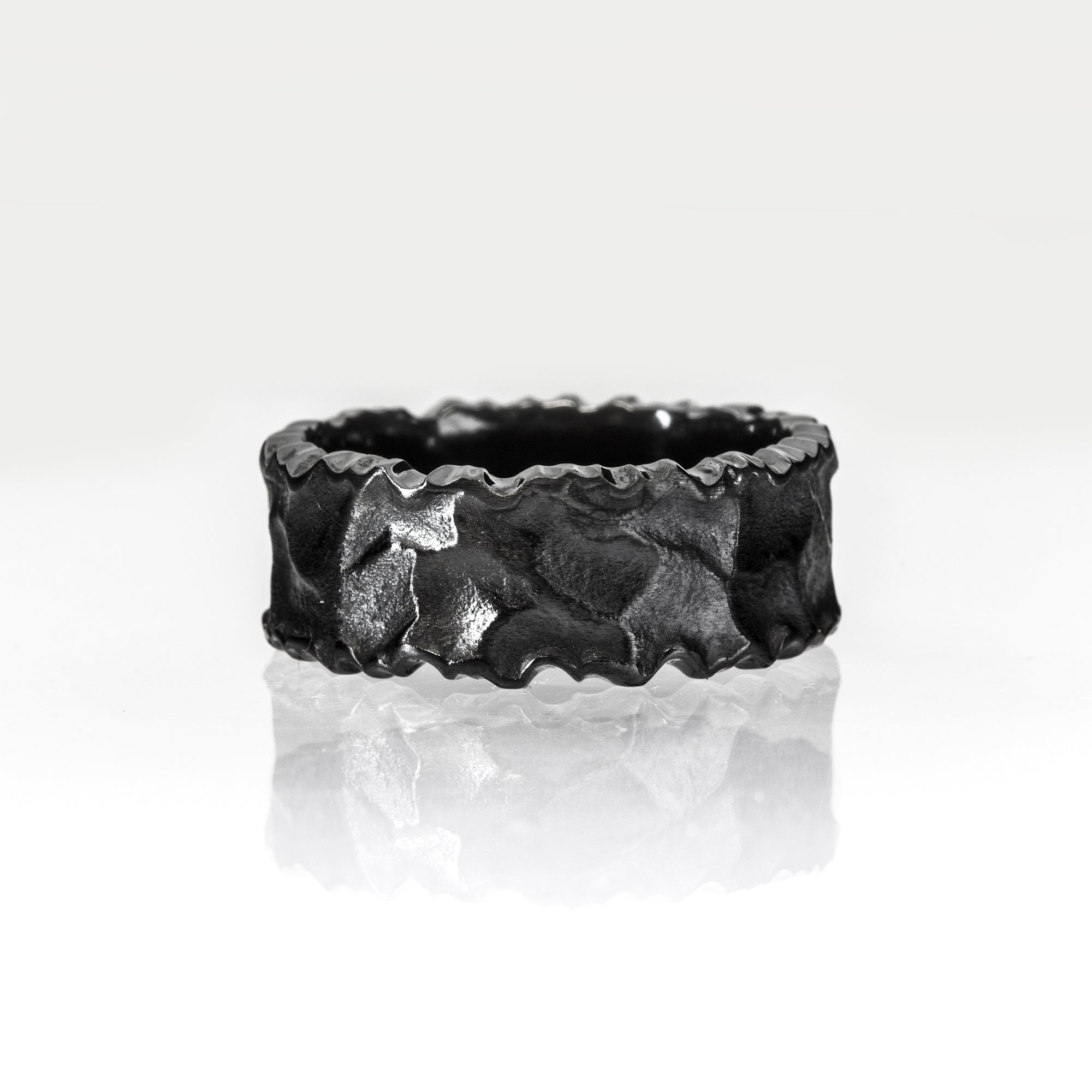 Jää-sormus kallio-pinnalla