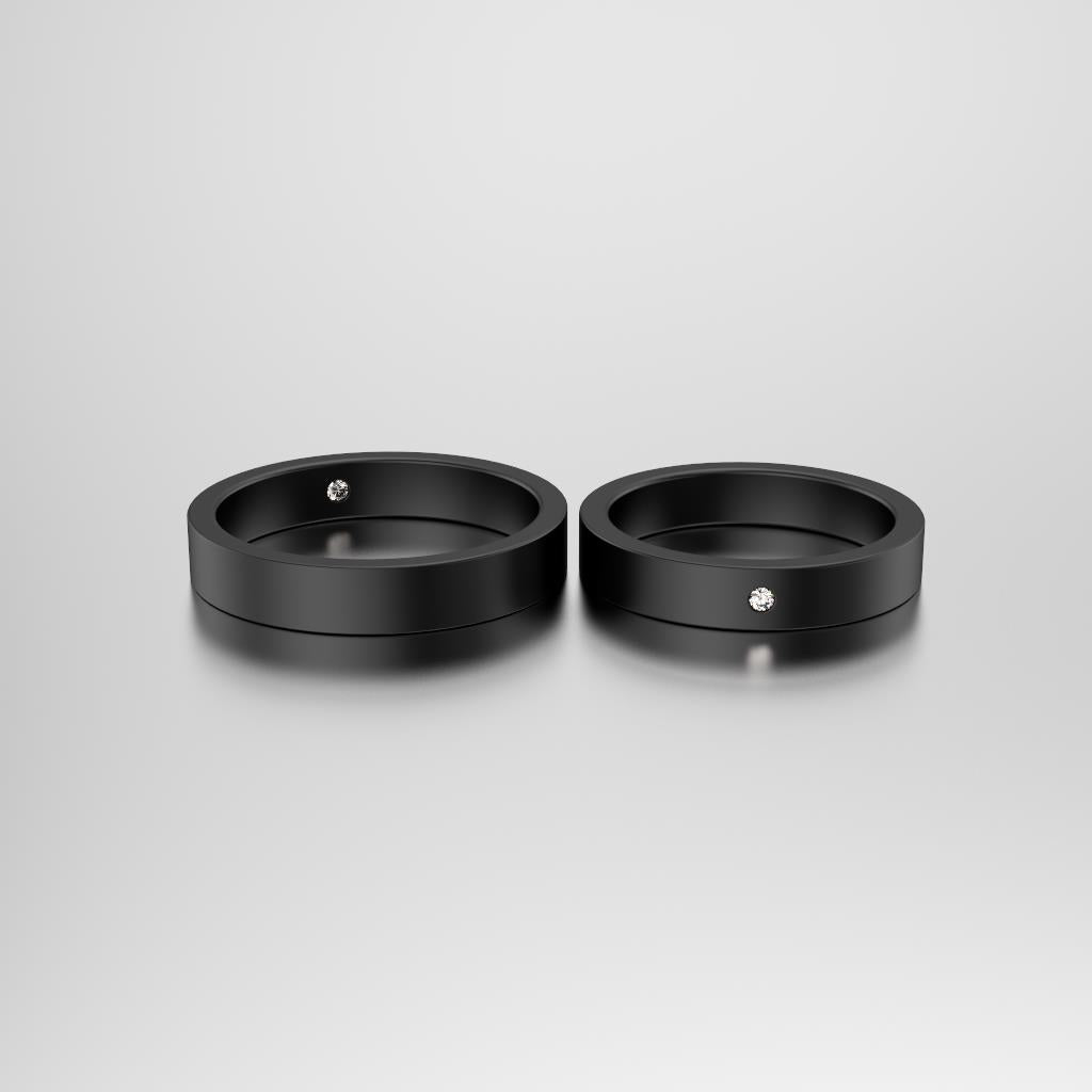 Musta sormus timantilla