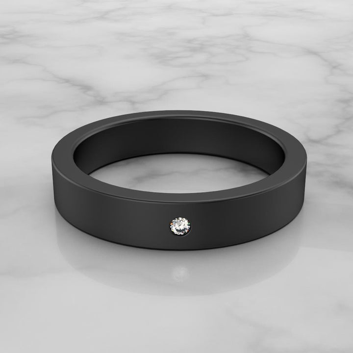 Musta sormus timantilla