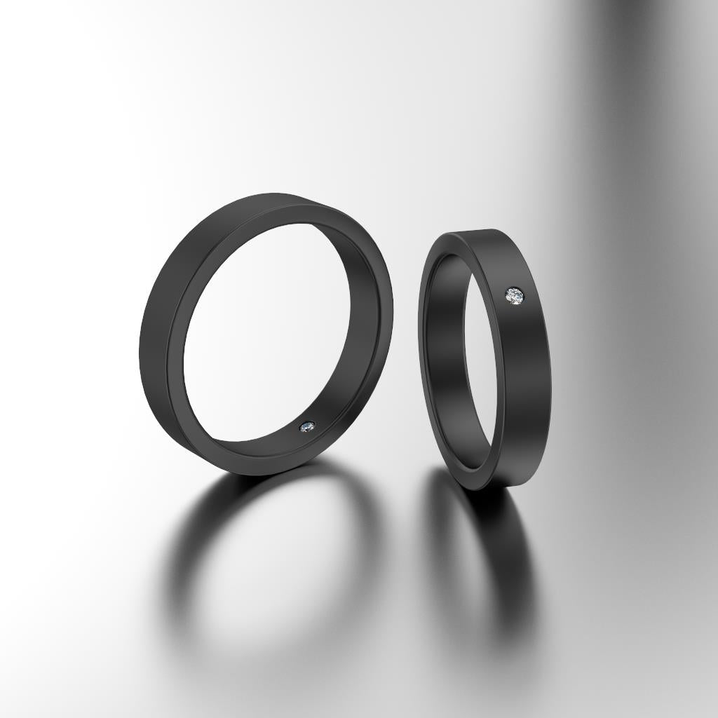 Musta sormus timantilla