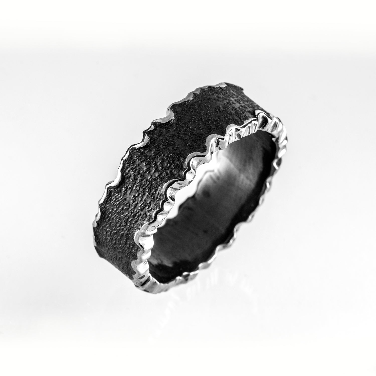 Mustavalkoinen Jää-sormus